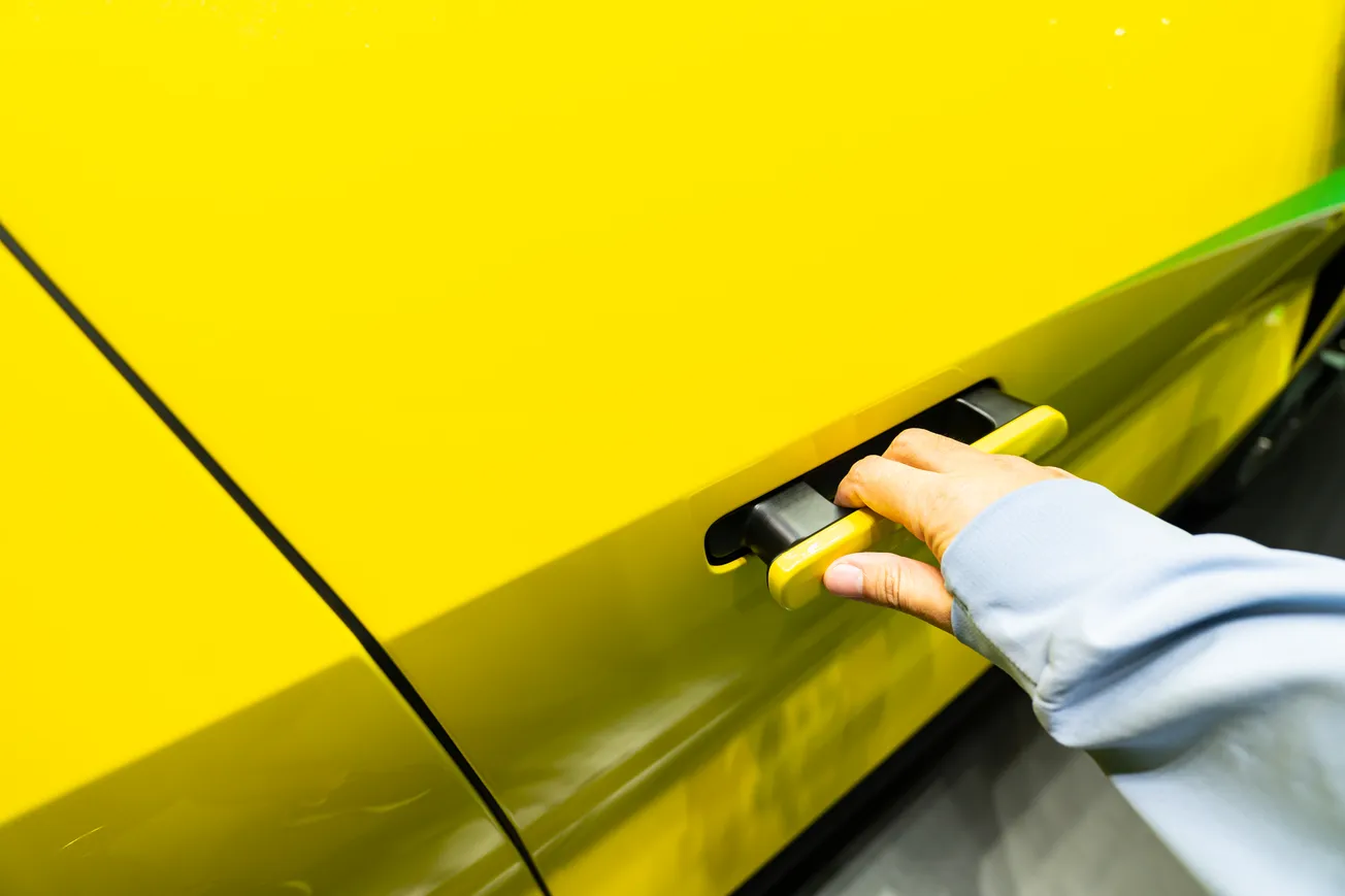 Sähköautojen sähkötoimiset ovenkahvat ja niiden toiminta onnettomuustilastoissa – vaiettu turvallisuusongelma
